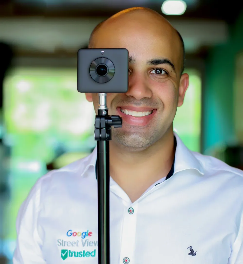 Marcone Matos com uma câmera 360 e camisa Google Street View Trusted