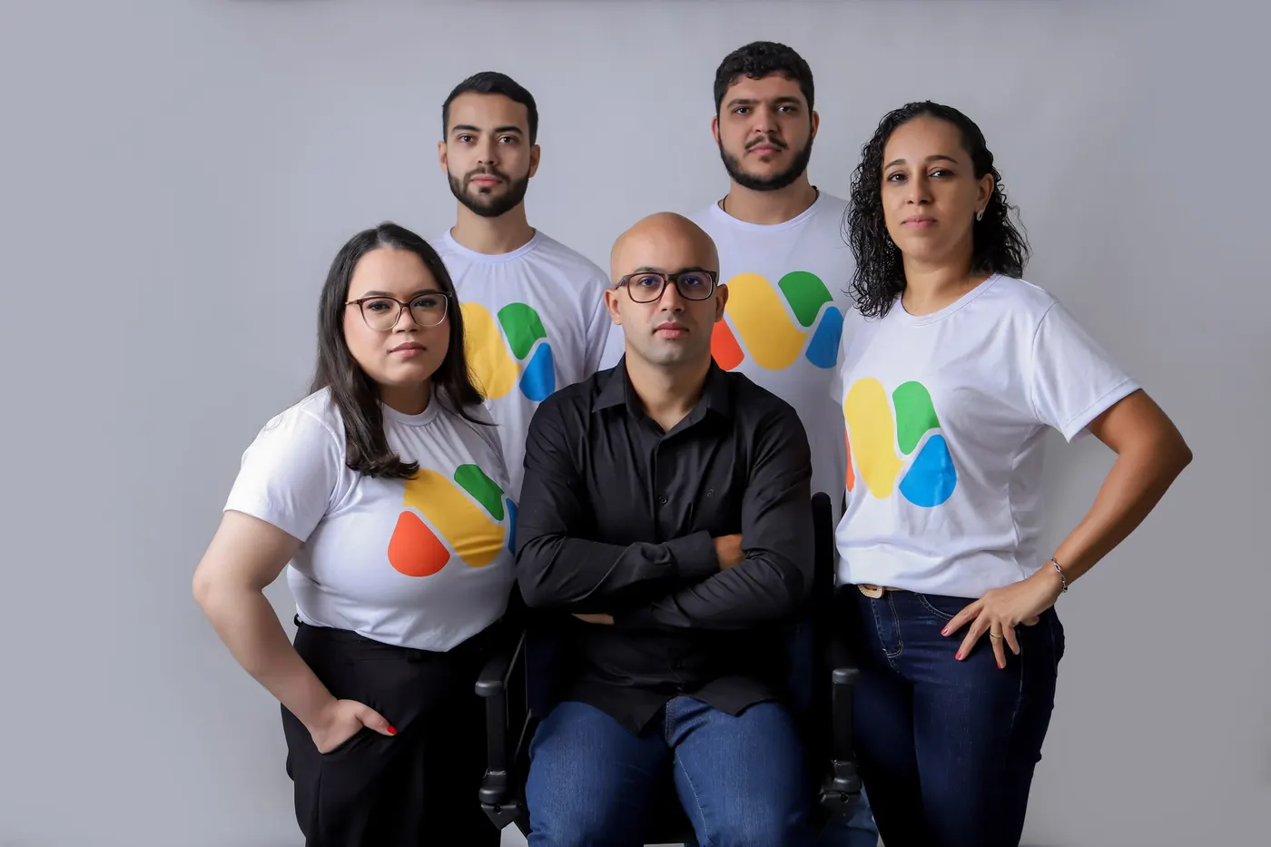 Equipe da Agência do Marcone com as camisetas da agência