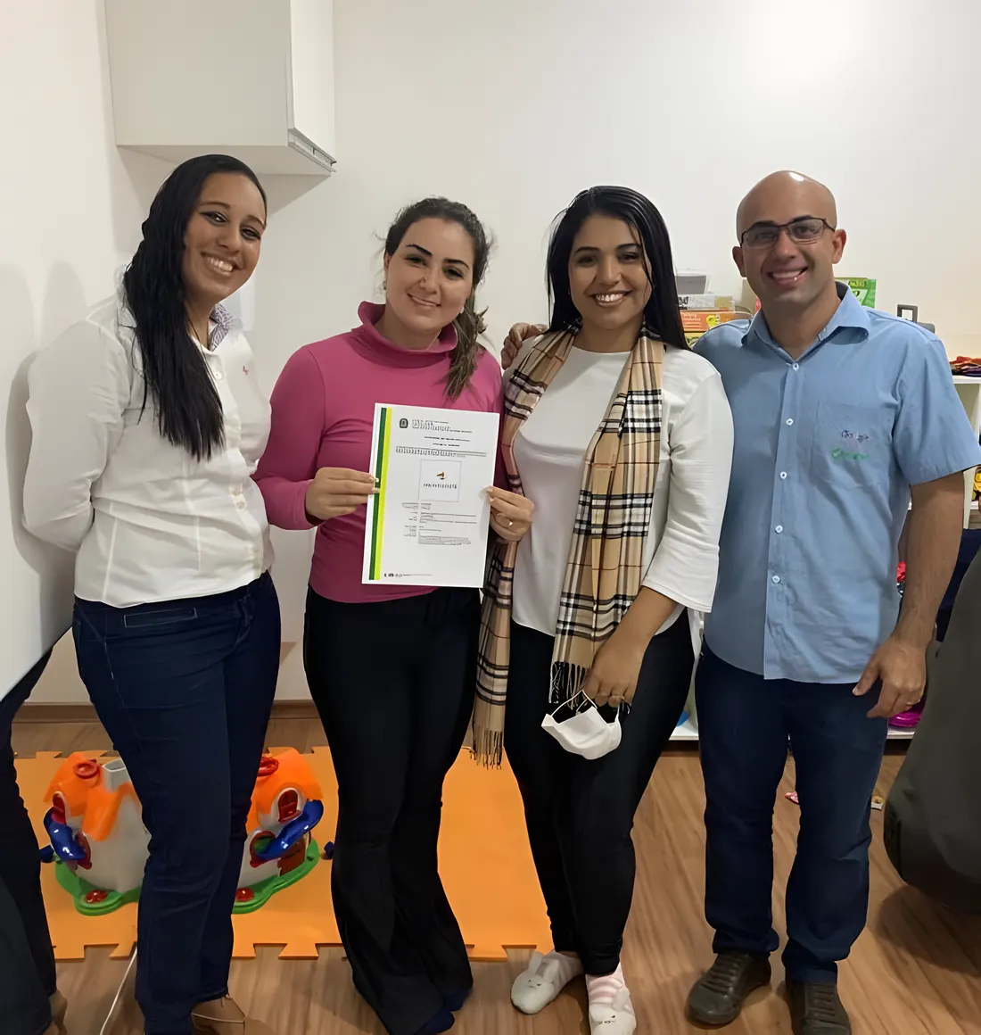 Clientes recebendo o certificado de registro de marca do INPI