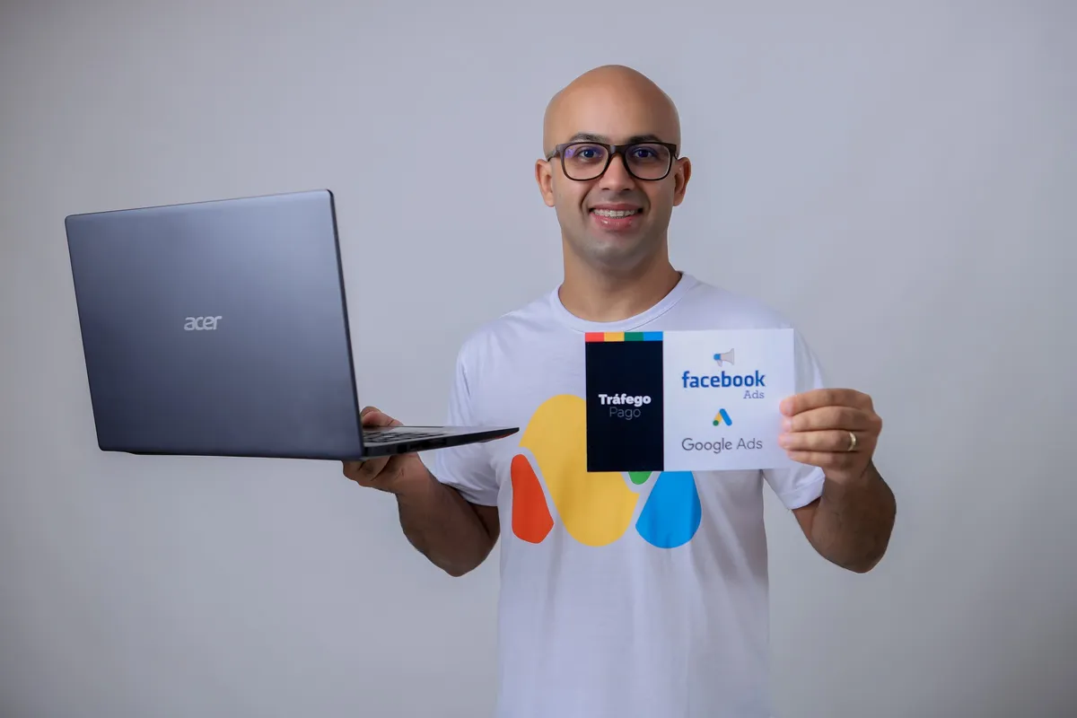 Marcone Matos com um notebook e o cartão de tráfego pago com Facebook Ads e Google Ads
