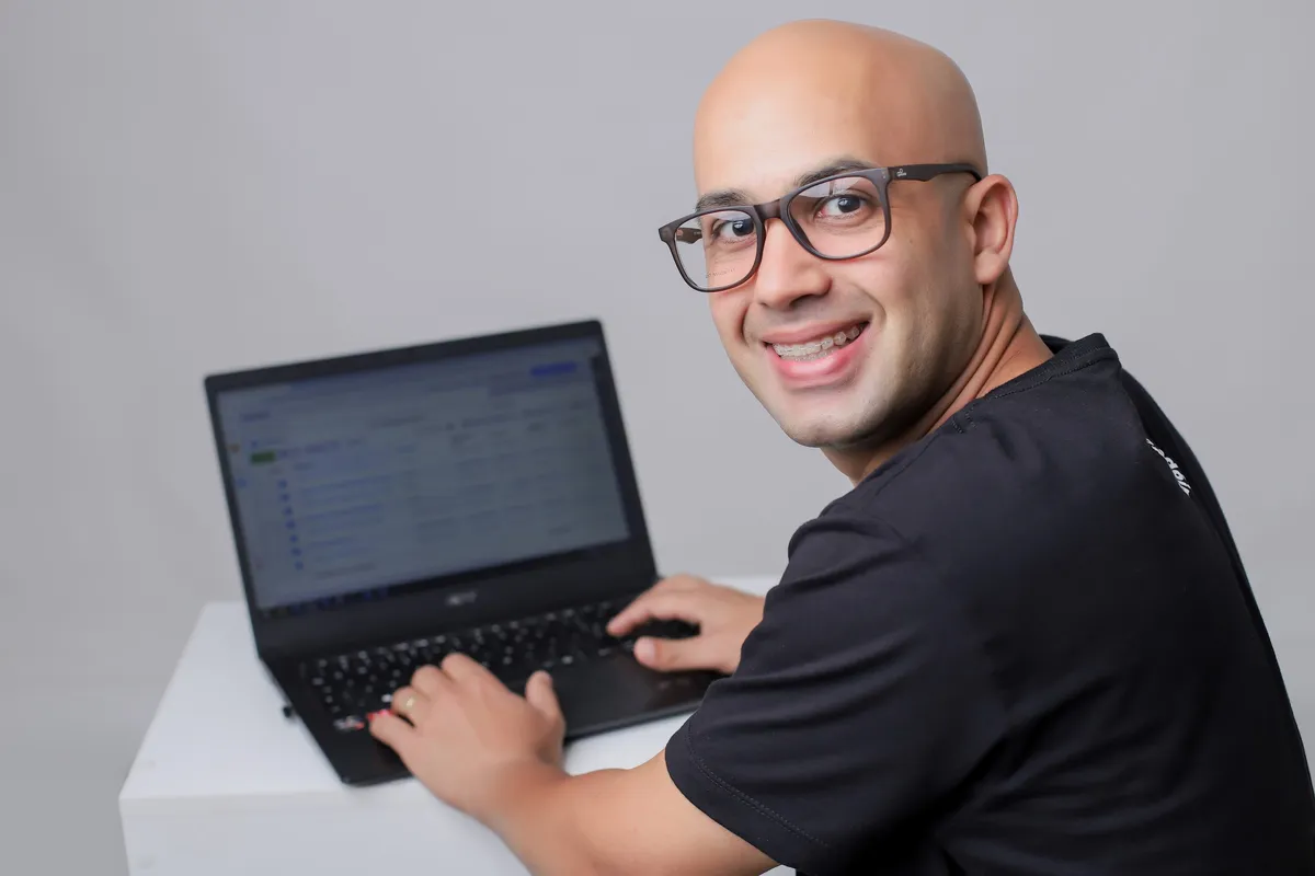 Marcone Matos no notebook, mostrando uma conta de anúncios