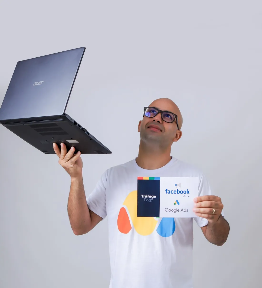 Marcone Matos segurando um notebook e o cartão de tráfego pago
